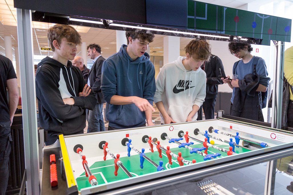 Na tekmovanju FuzbAI bodo ekipe ustvarile algoritem za avtonomno igro namiznega  nogometa. (foto UL FE)