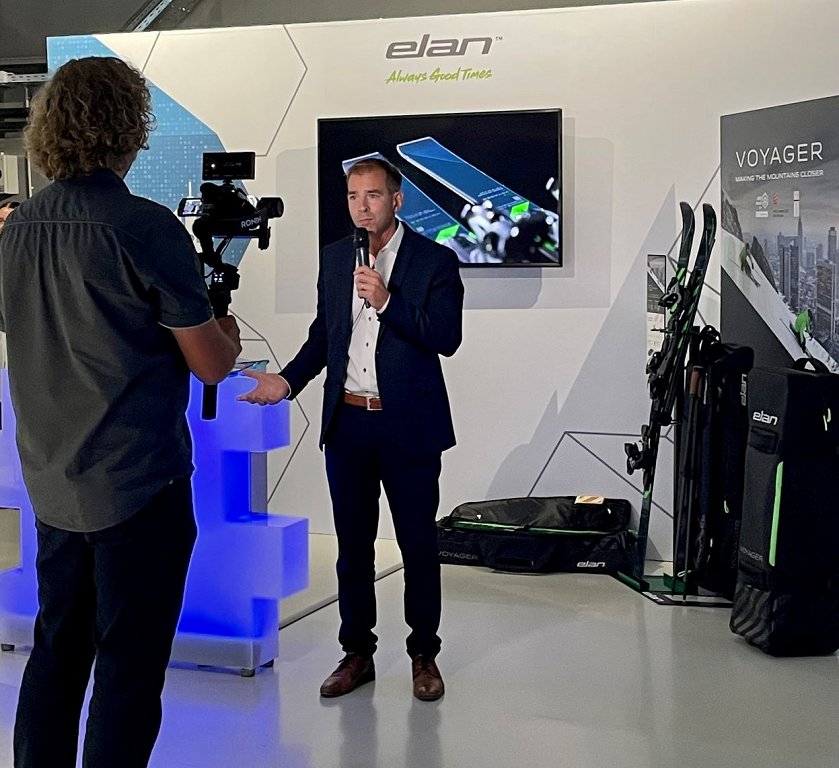 Mag. Leon Korošec je na Digitalnem središču Slovenije prestavil zložljive smuči Elan.