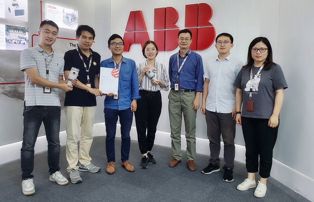 Red Dot Award 2021_ABB team in Shanghai receiving the award