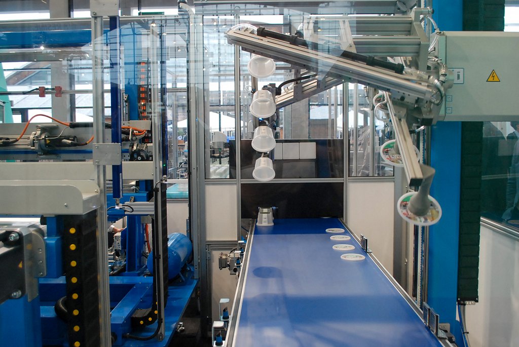 21-88-04, Campetella's high-speed IML-system for bins and lids, 2,, FAKUMA, October 2021