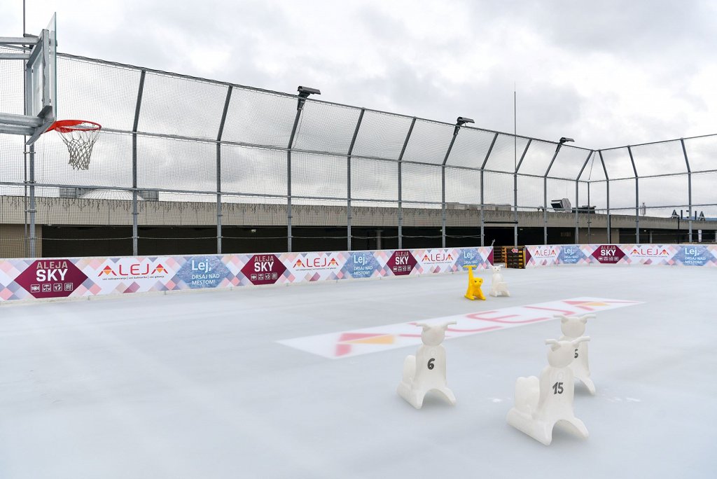 ALEJA je edino nakupovalno središče z drsališčem na strehi, ki je veliko kar 1000 m2, ima 140 m dolge ledene steze in bo obratovalo vse do konca tega leta (Foto...