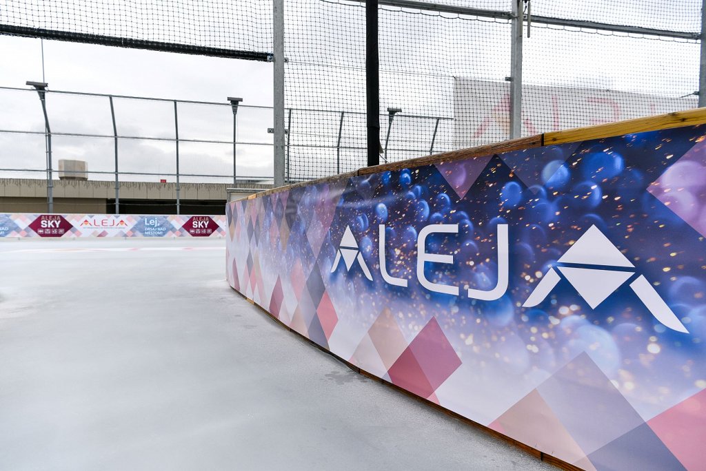 Vsi ljubitelji drsanja boste lahko v tem malem raju nad mestom drsali na pravljično okrašenem drsališču na ALEJI SKY in občudovali tudi razgled na okolico (Foto...