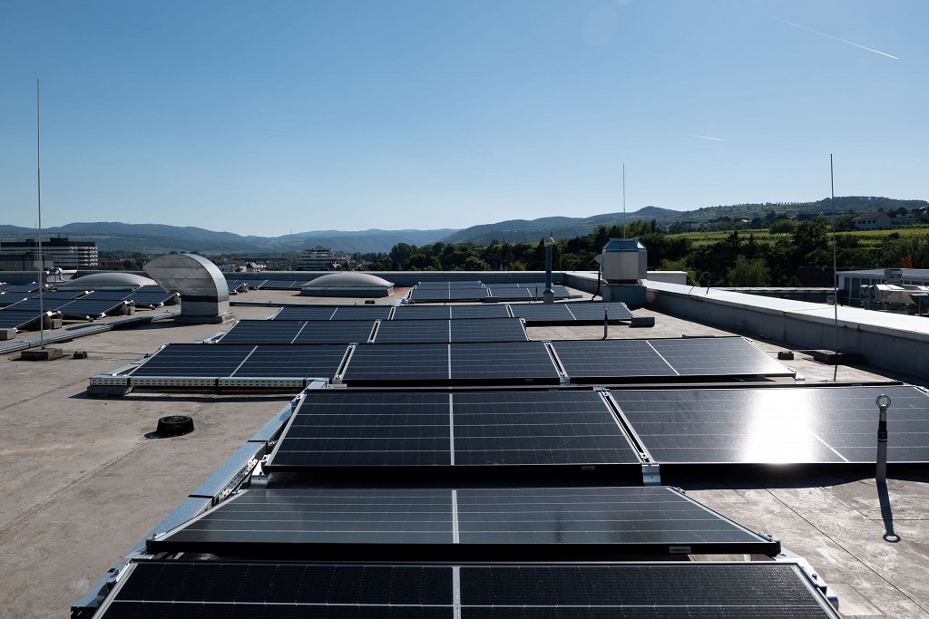 SES bo do sredine junija z velikimi fotovoltaičnimi sistemi opremil pet slovenskih nakupovalnih središč (Foto Hannes Polt)