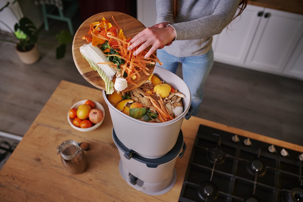 Bokashi Organko Essential set + base - throwing food waste