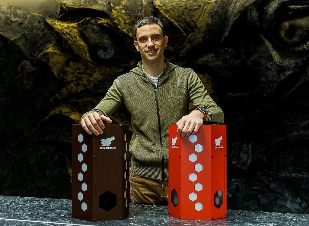 Jure Markič s ponosom predstavlja nov izdelek hranilnik za kokoši (Foto Žak Krebs)