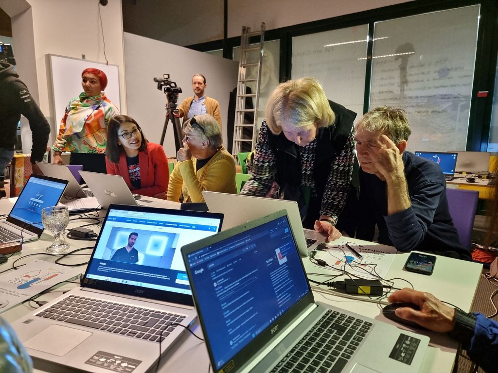 Starejši nad 55 lahko v sklopu projekta Mobilni heroji pridobijo številne digitalne veščine in znanja