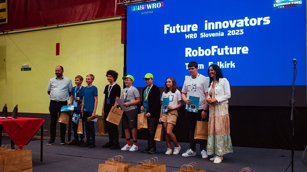 Na državnem prvenstvu v robotiki so slavile ekipe Killers, Barca, EkipaX, Loparja in RoboFuture