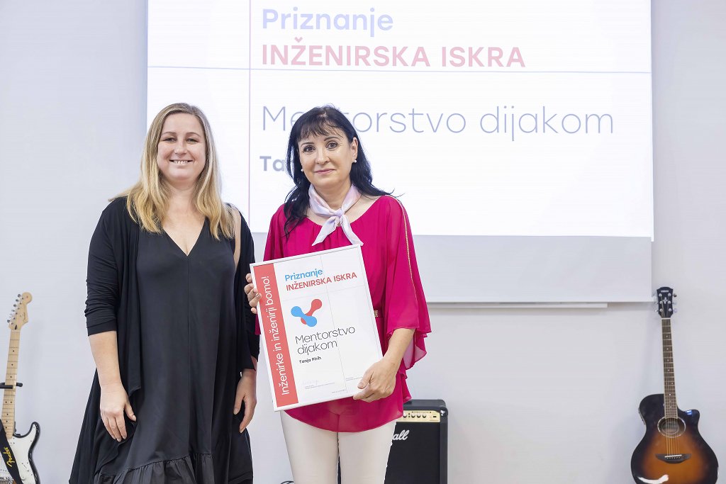 Mentorica Tanja Pirih z Gimnazije Jurija Vege Idrija (foto Andrej Križ za Mediade)