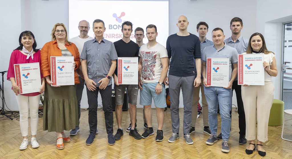 Prejemniki priznanj Inženirska iskra in prejemniki posebnih pohval (foto Andrej Križ za Mediade)