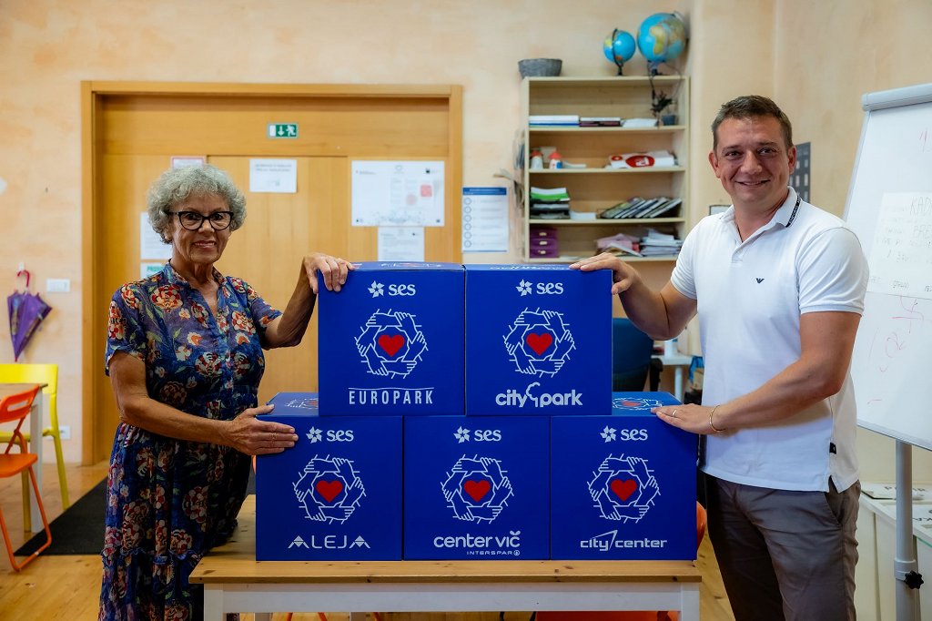 Direktor SES Slovenija Toni Pugelj je predsednici Zveze prijateljev mladine Moste - Polje Aniti Ogulin predal 100.000 evrov (foto Črt Piksi)