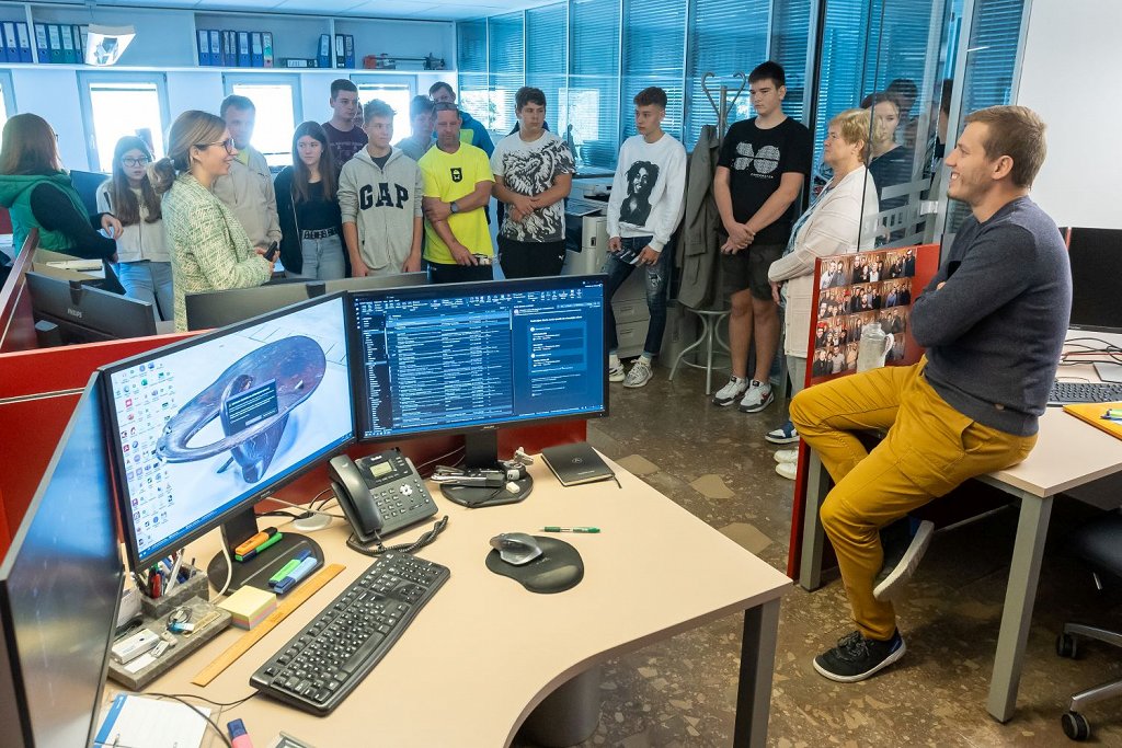 Skozi tematske delavnice so predstavili, kako izvajajo različne projekte od začetne ideje do končne izvedbe, ter kateri poklici sodelujejo pri tem (foto Peter Pokorn)