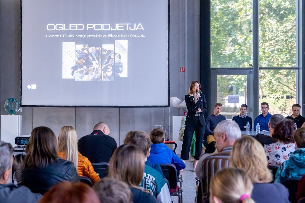 Na tradicionalnem informativnem dnevu podjetja Marmor Hotavlje je obiskovalce nagovorila vodja ključnih strank Helena Selak (foto Peter Pokorn)