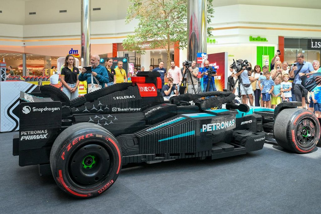 Replika dirkalnika Mercedes-AMG F1® W15 bo na ogled do 22. julija (Foto Robert Krumpak)