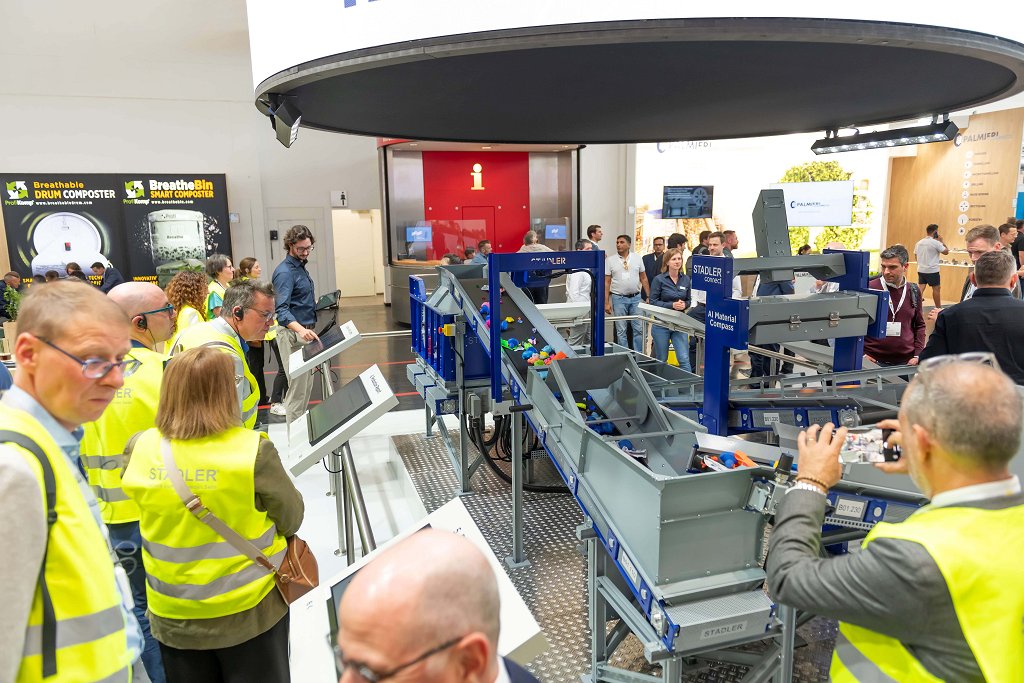 Journalists at the STADLER Demo Loop, where the products of STADLERconnect were presented_resized