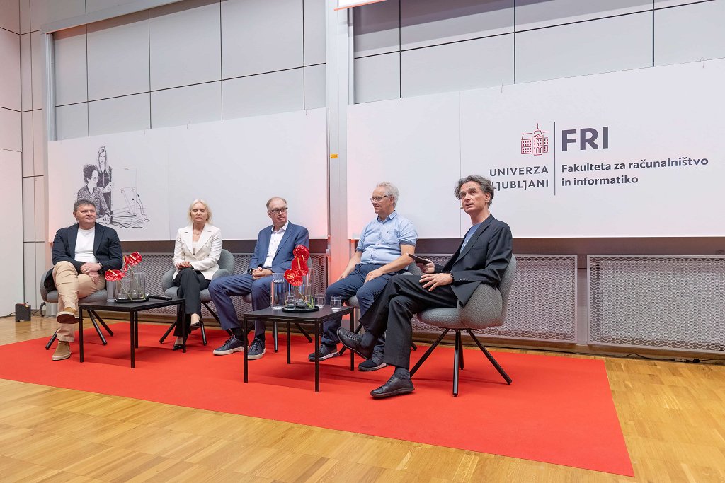 mag. Valter Leban, skupina Kolektor, mag. Vesna Prodnik, Telekom Slovenija, Tomaž Gornik, Better, prof. dr. Marko Robnik Šikonja, FRI UL, in moderator Jure Longyka